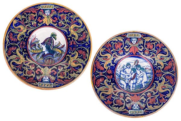 Coppia di piatti in ceramica policroma