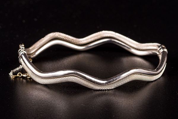 750 18kt white gold half-rigid bracelet
