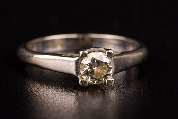 18kt 750 white gold solitaire