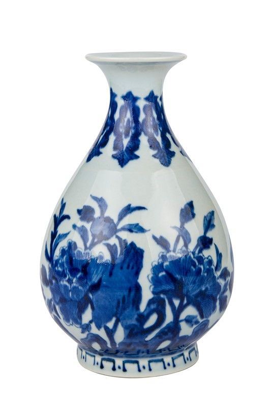 Globular flask-shaped porcelain vase