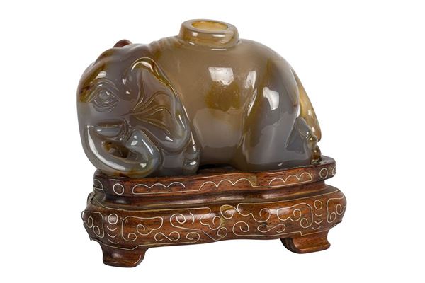 Small agate censer carved in the shape of an elephant