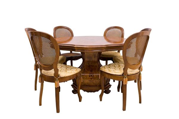 Table with six chairs en suite