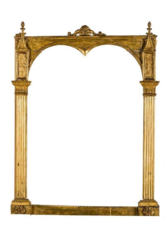 Cornice neogotica in legno intagliato e dorato