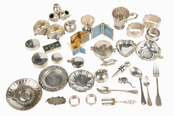 Lotto di 36 oggetti in argento
