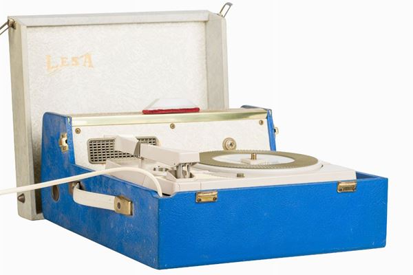 Suitcase and turntable