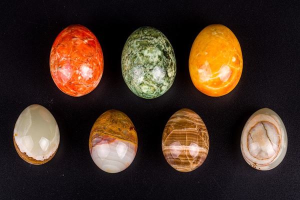Lotto di sette uova in alabastro da collezione