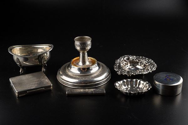 Lotto di sette oggetti in argento