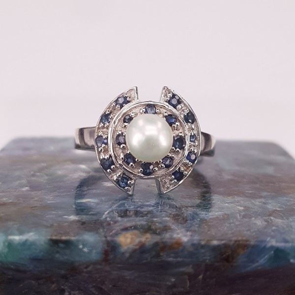 Anello in argento 925 con perla bianca coltivata e zaffiri