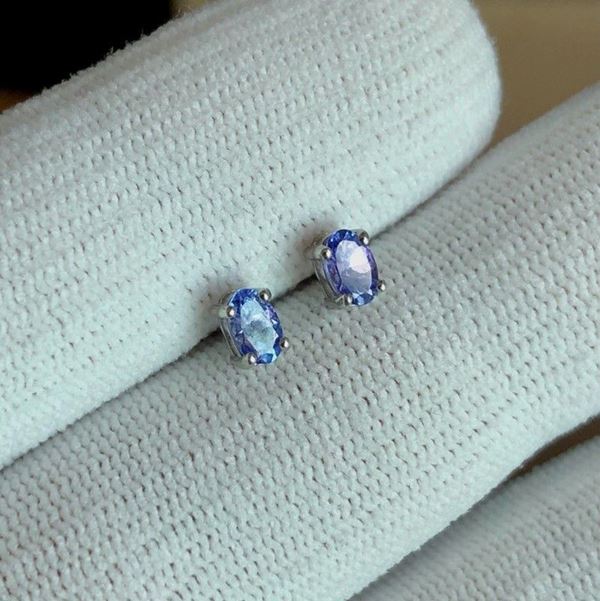 Pair of 925 silver earrings with tanzanite