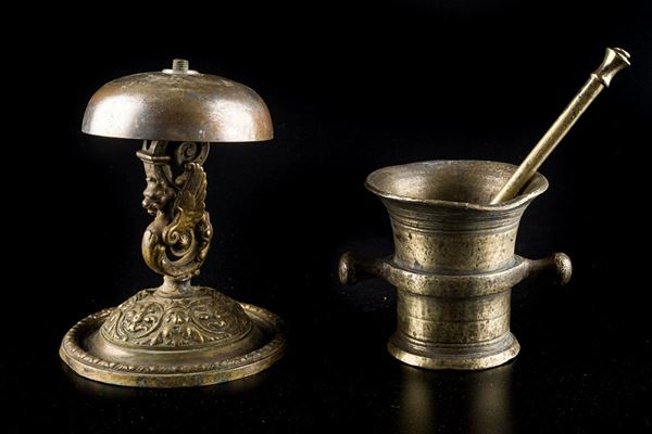 Antica campana da tavolo e mortaio