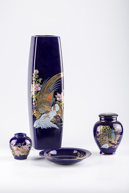 Quattro oggetti in porcellana giapponese