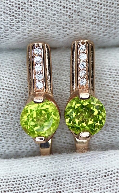 Pair of 925 silver earrings with peridots