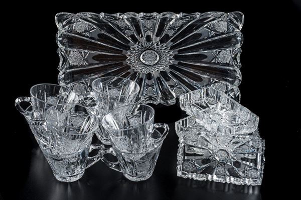 Otto tazze in cristallo di Boemia e vassoio con quattro contenitori da antipasto