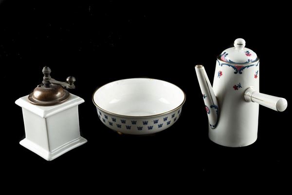 Lot of three porcelain objects