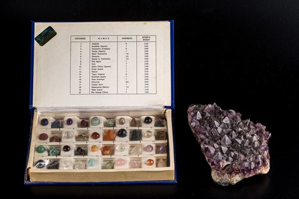 Piccola collezione di gemme e cluster di ametista