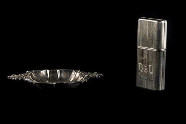 Lot of an ashtray and a liquor flask in silver metal