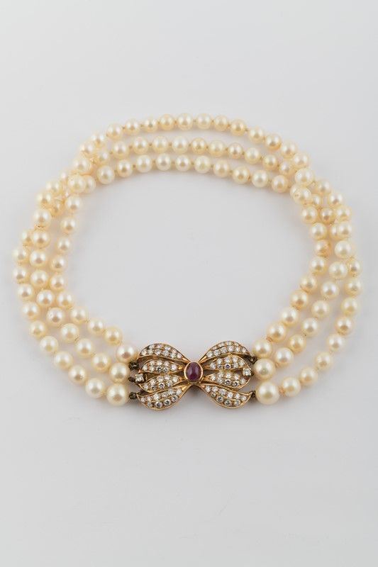 Necklace with three strands of pearls