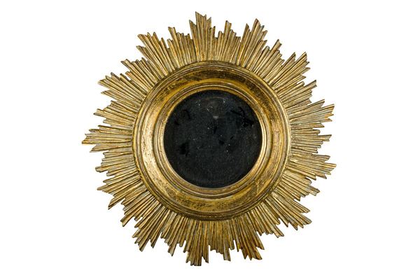 Round mirror in gilded wood