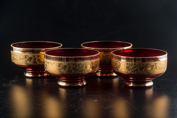 Set of 4 glass bowls and golden decorations