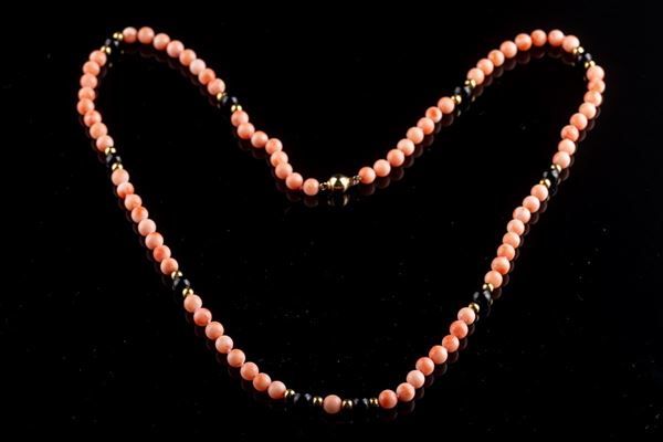 18 kt gold, coral and onyx necklace