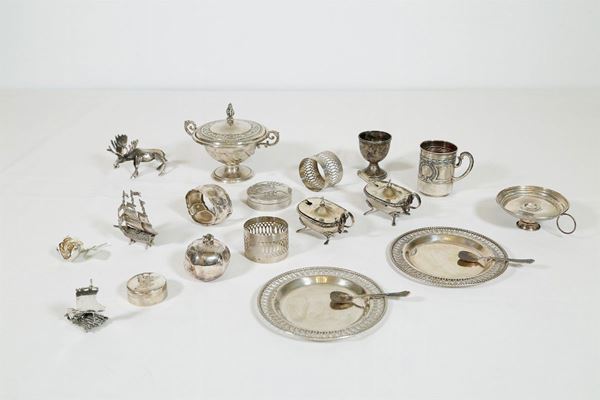 Lotto di 20 oggetti in argento 800/1000  - Asta Fine Art e arredi con una selezione di opere proveniente da un collezionista privato - DAMS Casa d'Aste