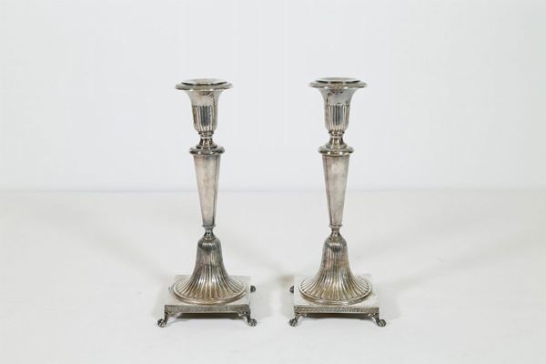 Coppia di candelieri in argento 800/1000