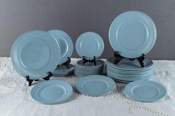 Served with 31 pieces in turquoise ceramic