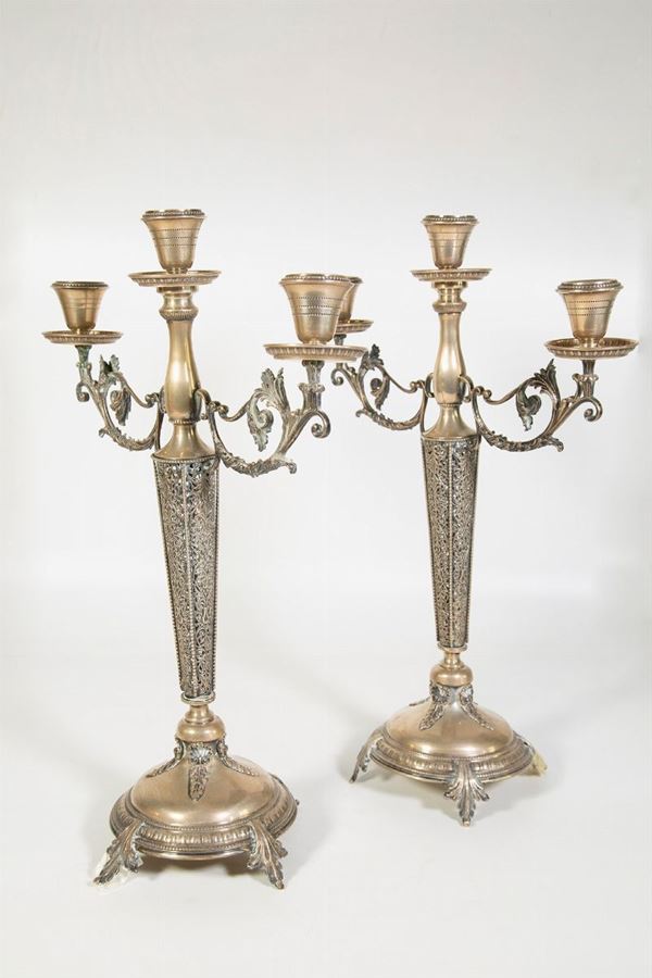 Coppia di candelieri in argento 800/1000  (Italia, metà XX secolo)  - Asta Fine art e arredi provenienti da collezionisti privati - DAMS Casa d'Aste