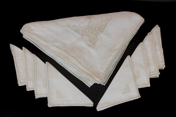 Custom embroidered tablecloth  (mid 20th century)  - Auction ONLINE TIMED AUCTION - CHRISTMAS EDITION - DAMS Casa d'Aste