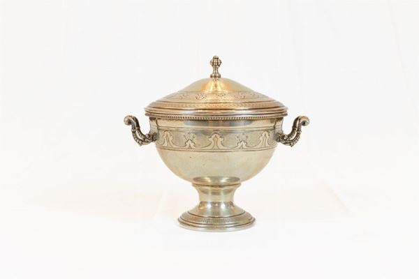 Coppa a doppia ansa in argento 800  (metà del XX secolo)  - Asta Importanti arredi antichi e moderni provenienti da illustri collezioni romane - DAMS Casa d'Aste
