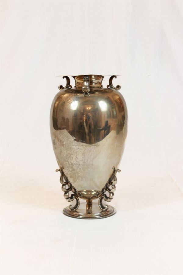 Urn vase in 800/1000 silver