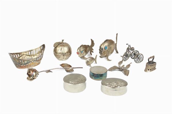 Lot of 12 objects in 800/1000 silver  (Italy, second half of the 20th century)  - Auction Antique and modern furnishings from illustrious Roman collections - DAMS Casa d'Aste