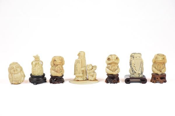 Lotto di sette sculture in miniatura  (Fine XIX - Inizi XX secolo)  - Osso - Auction  [..]