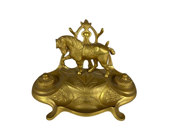 Encrier in bronzo dorato con scene equestri