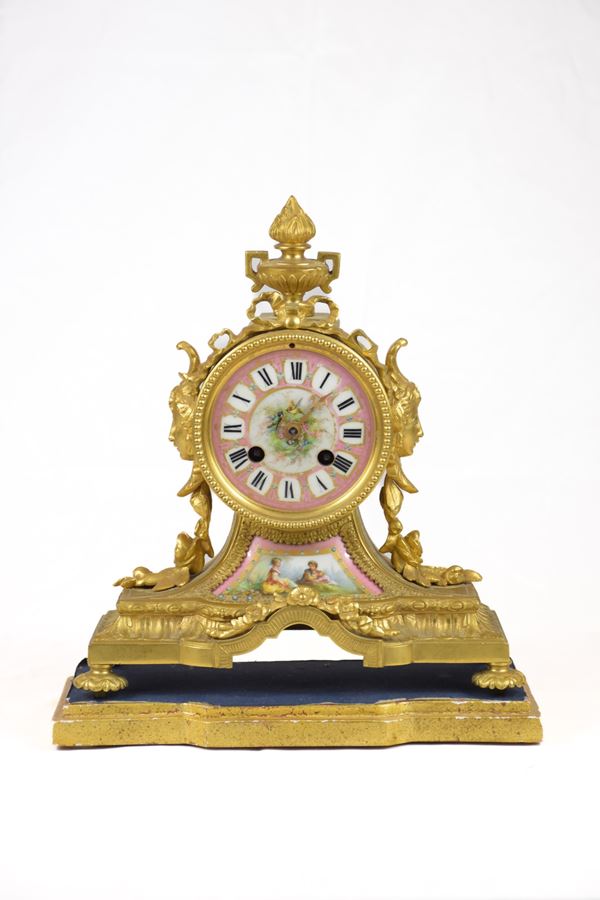 Piccolo orologio d&#39;appoggio in bronzo e porcellana