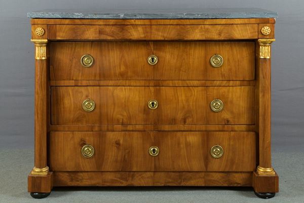 Four-drawer chest of drawers