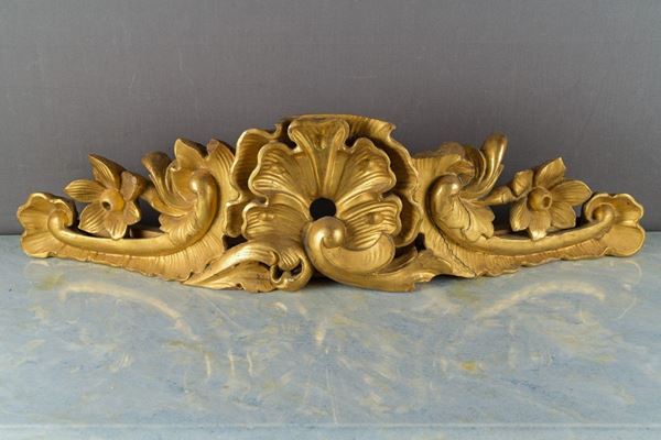 Frieze in gilded wood and carved with flowers and shell