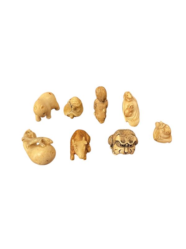 Lotto di 8 piccoli oggetti Netsuke