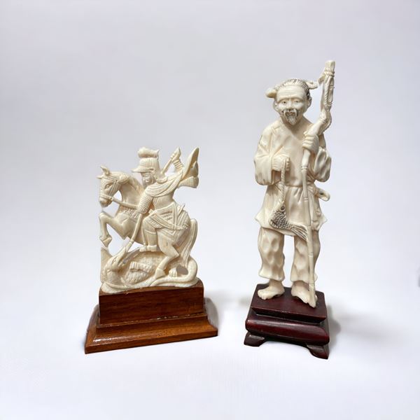 Coppia di figurine scolpite