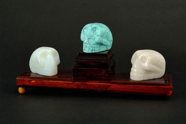 Group with three sculptures depicting skulls