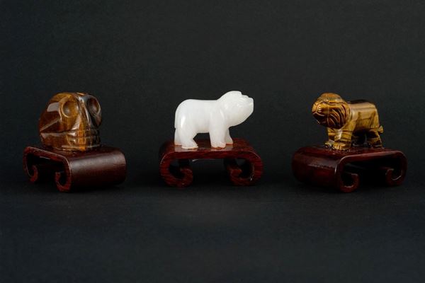 Lot of three sculptures depicting lions and a skull