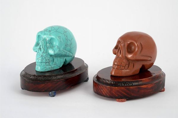 Lot of two skulls in different semi-precious stones