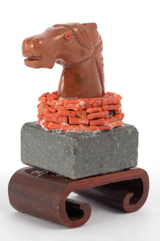Sculpture depicting a horse&#39;s head