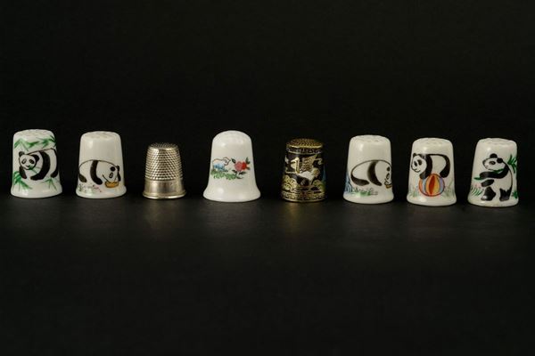 Lotto di otto ditali da collezione in porcellana e metallo