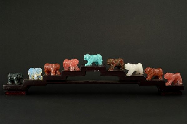 Gruppo di nove sculture raffiguranti animali 