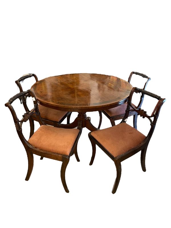 Tavolo con quattro sedie