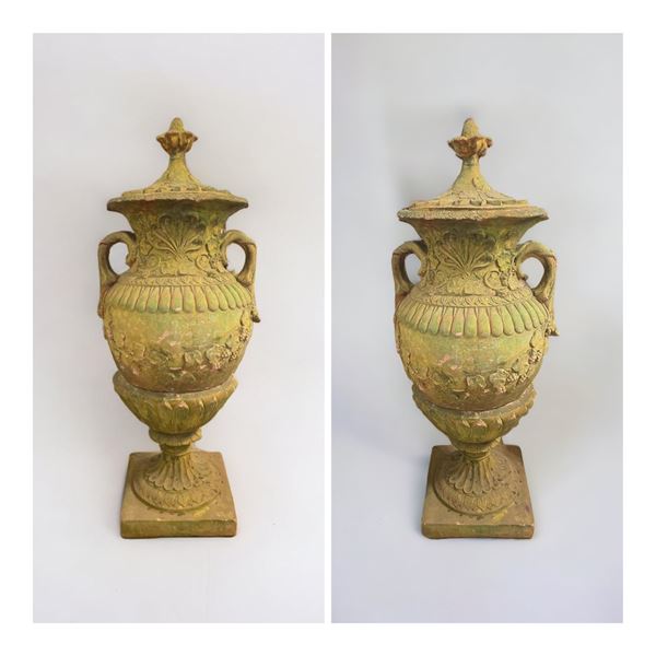 Coppia di grandi vasi ornamentali