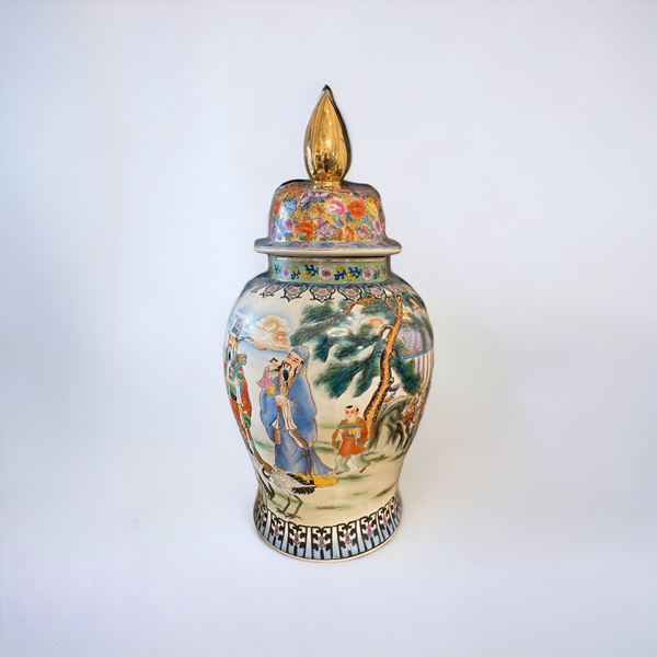 Grande vaso con coperchio in porcellana policroma