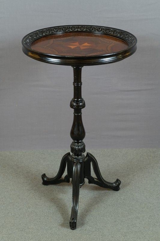 Tavolino in legno ebanizzato con piano circolare