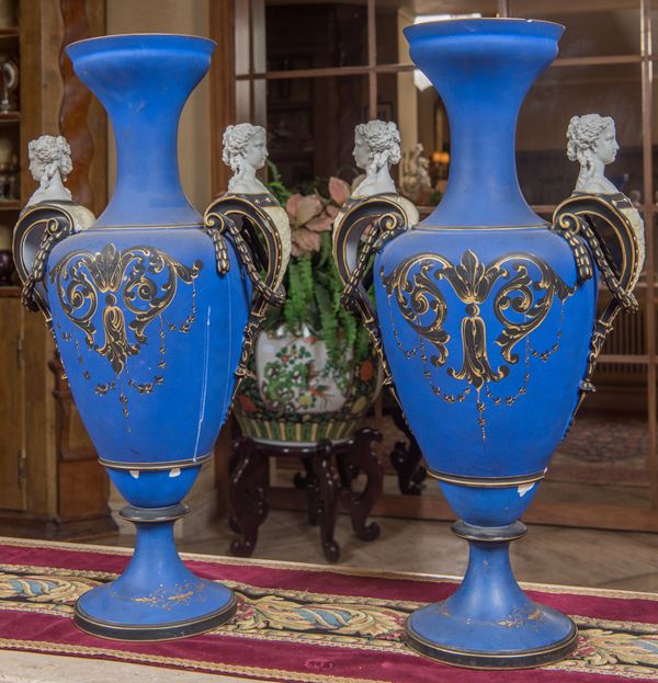 Coppia di vasi in porcellana policroma Limoges